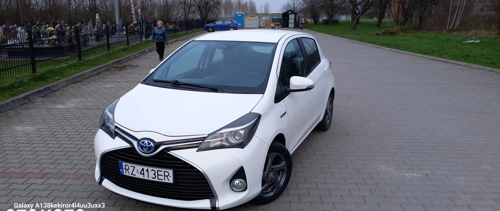 Toyota Yaris cena 43800 przebieg: 105000, rok produkcji 2016 z Rzeszów małe 301